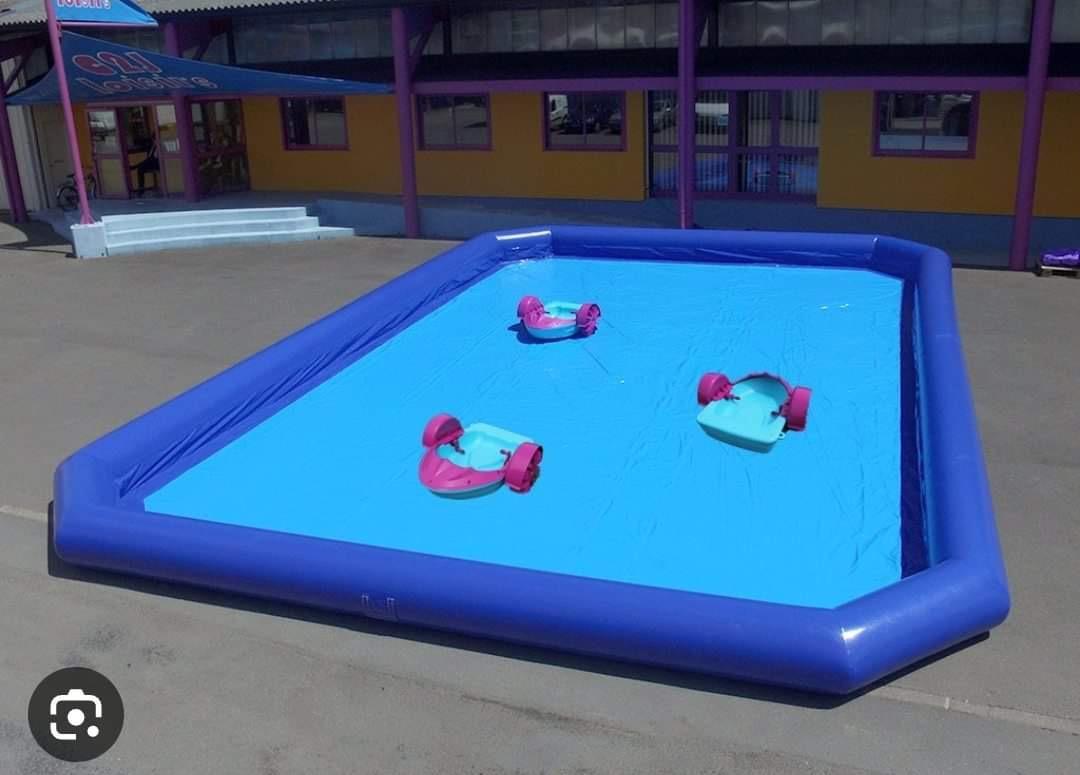 piscine avec pédalo